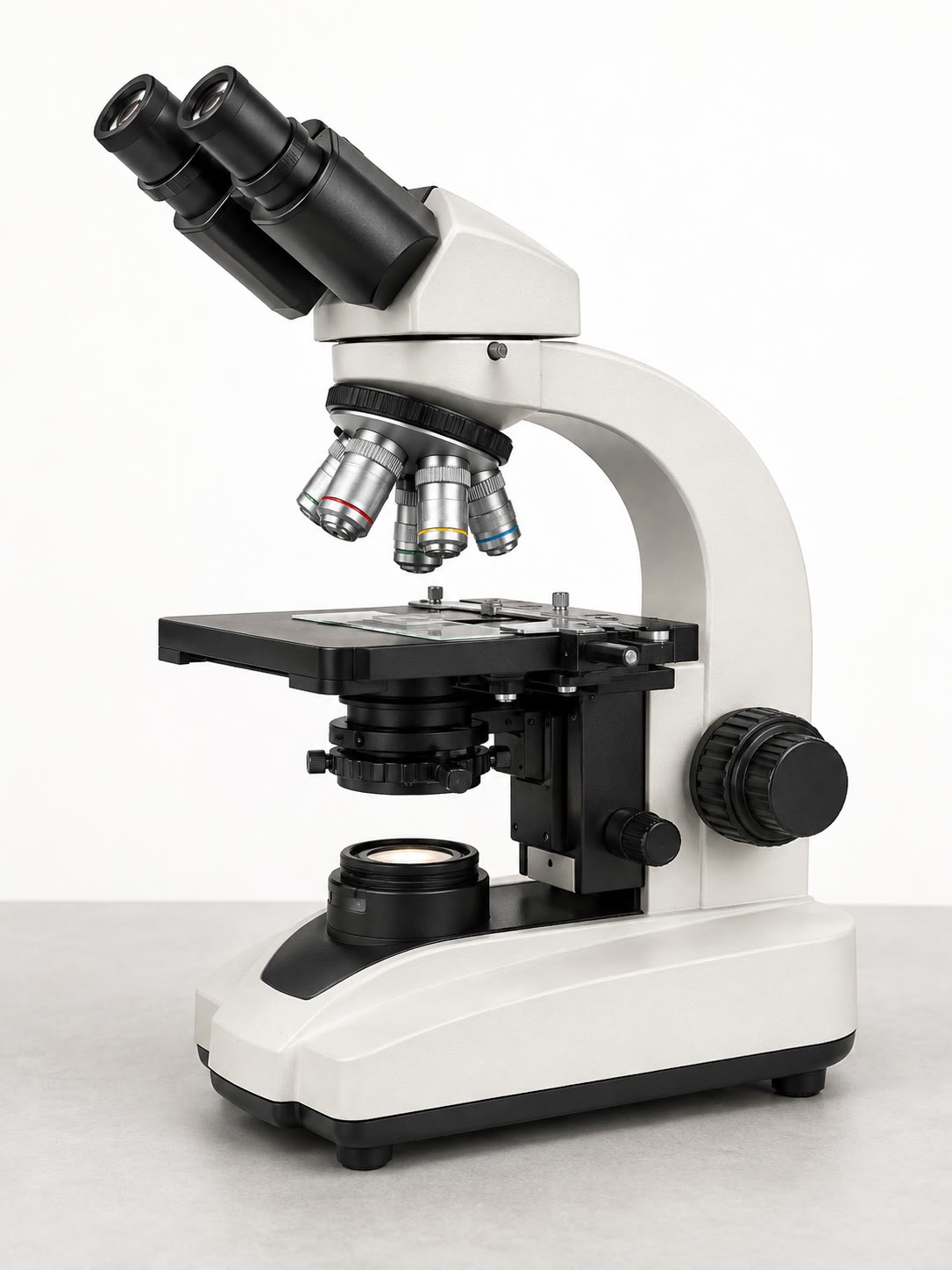 Un microscopio óptico compuesto: lámpara y condensador bajo la platina, un revólver de objetivos por encima, oculares binoculares. Resolución de 0.2\, µ m, aumento de hasta 1000\,, con muestras vivas posibles.