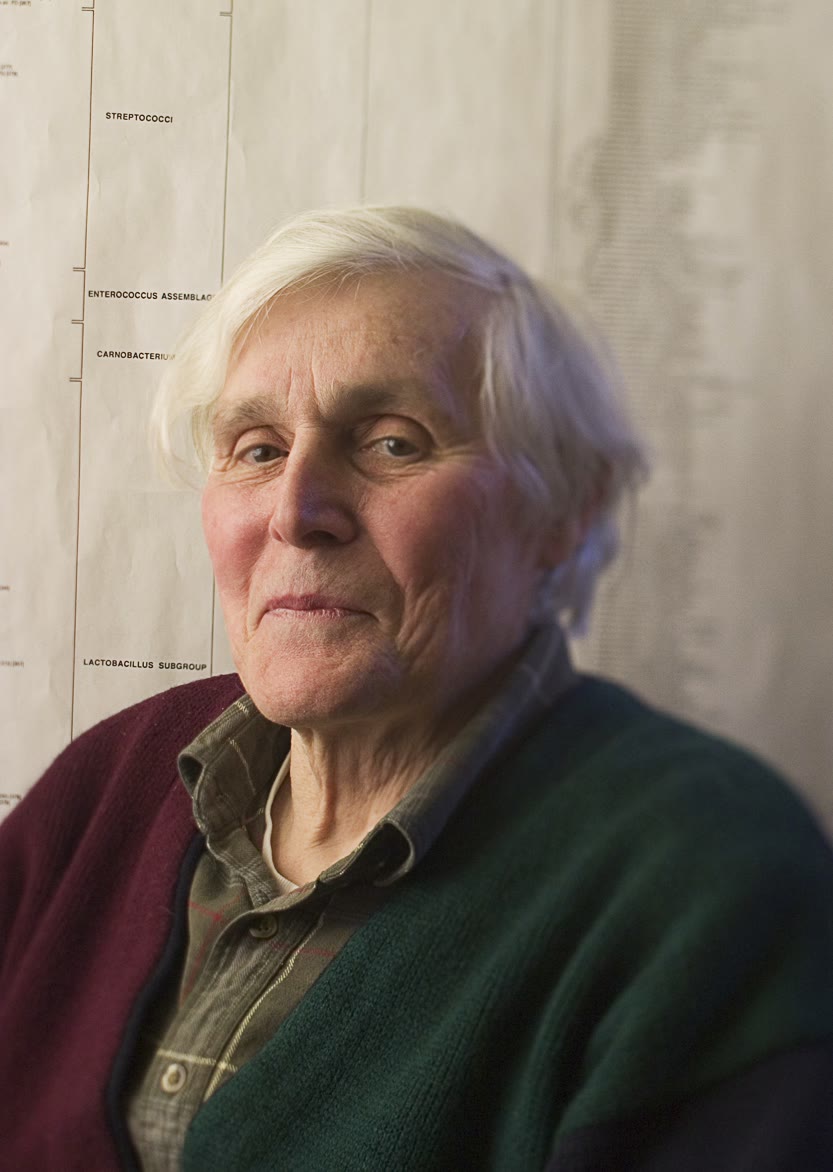 Carl Woese (1928–2012), voor een boom van de bacteriën op grond van ribosomaal RNA. Zijn vergelijking van dit ene molecuul over al het leven onthulde de Archaea en gaf de levensboom zijn drie domeinen.