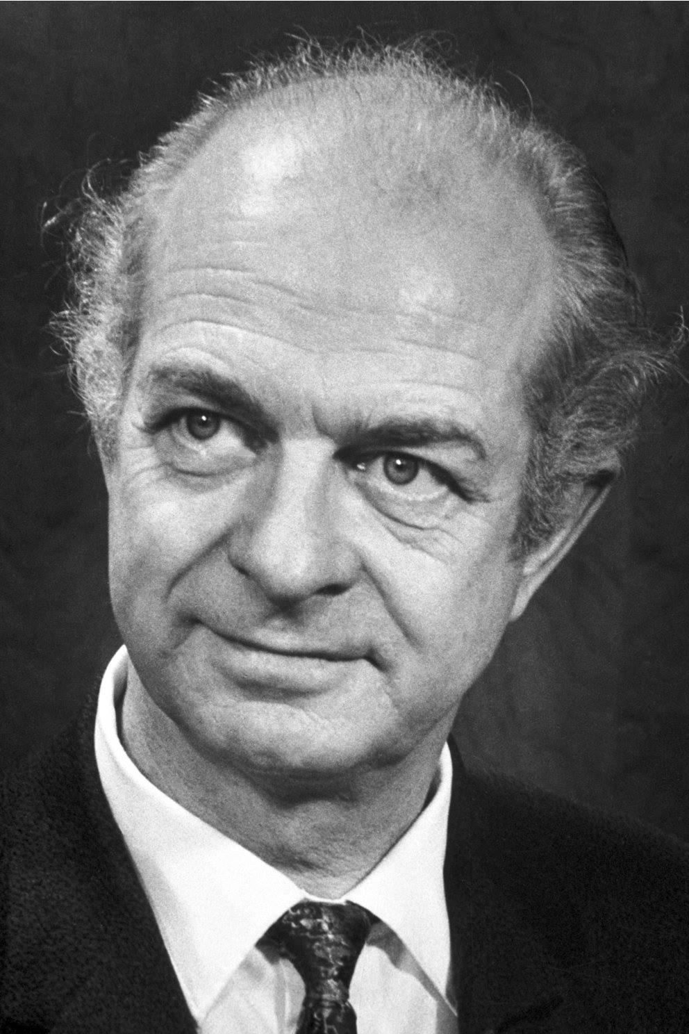 Linus Pauling (1901–1994), que deduziu a hélice  e a folha  em 1951 a partir da planaridade da ligação peptídica e da geometria das ligações de hidrogênio, antes que qualquer uma das duas tivesse sido vista numa proteína. Fotografia: Fundação Nobel, 1962, domínio público.