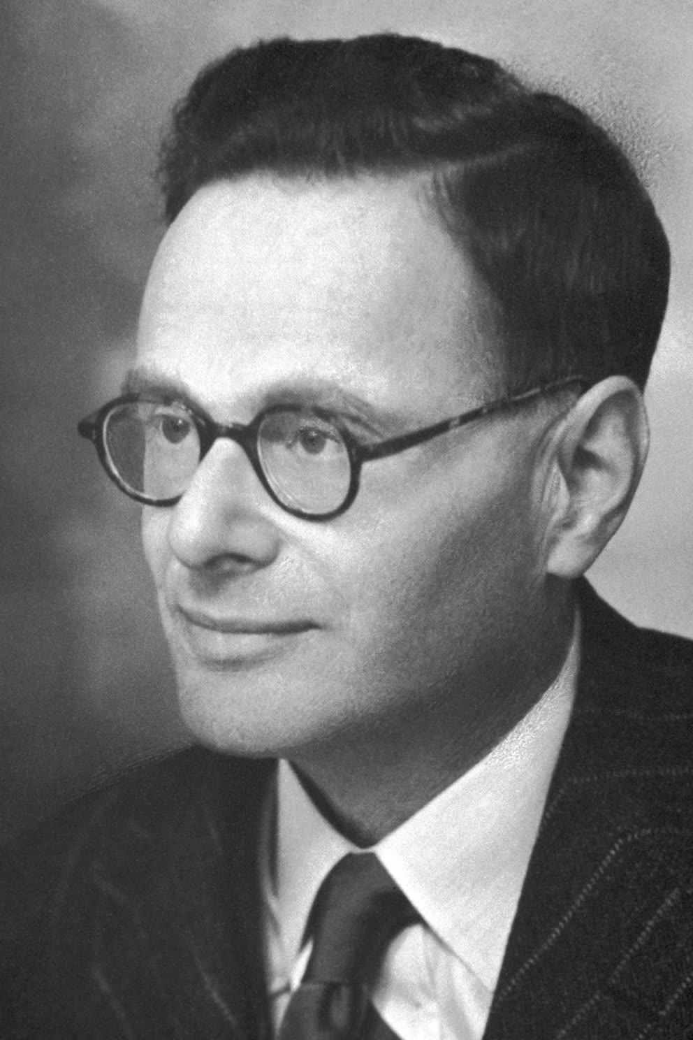 Hans Krebs (1900–1981), qui a établi le cycle en 1937 à partir des vitesses auxquelles du muscle de pigeon broyé oxydait ses acides. Photographie : Fondation Nobel, domaine public.