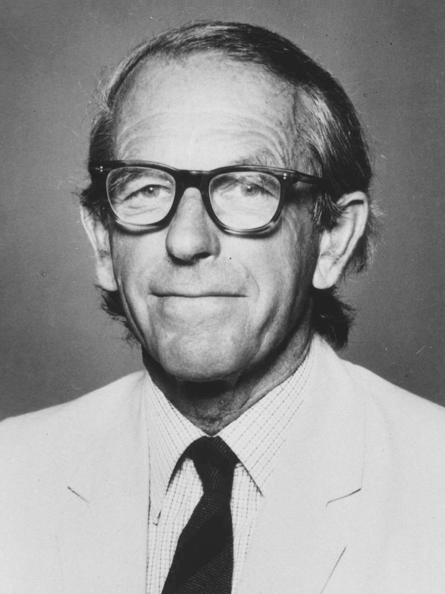 À gauche : Frederick Sanger, qui a mis au point les premières méthodes praticables de lecture des protéines et de l’ADN et a reçu un prix Nobel pour chacune. À droite : l’autoradiographie d’un gel de séquençage d’avant l’ère des capillaires, une piste par base, la séquence se lisant de bas en haut sur l’échelle de bandes.