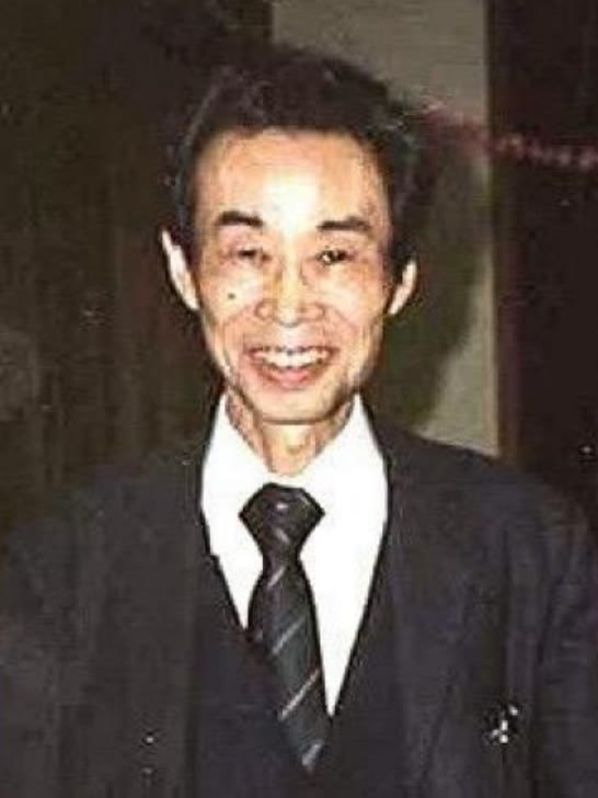Kiri: Motoo Kimura (1924–1994), yang menunjukkan bahwa kebanyakan perubahan molekuler terpancang secara kebetulan dan pada laju mutasinya (foto, 1986, CC BY 4.0). Kanan: seekor ikan es Antarktika, yang darahnya dijaga dari pembekuan oleh sebuah glikoprotein antibeku yang dirakit, sekitar sepuluh juta tahun lalu, dari sebuah gen enzim pencernaan yang tergandakan dan sederet ulangan.