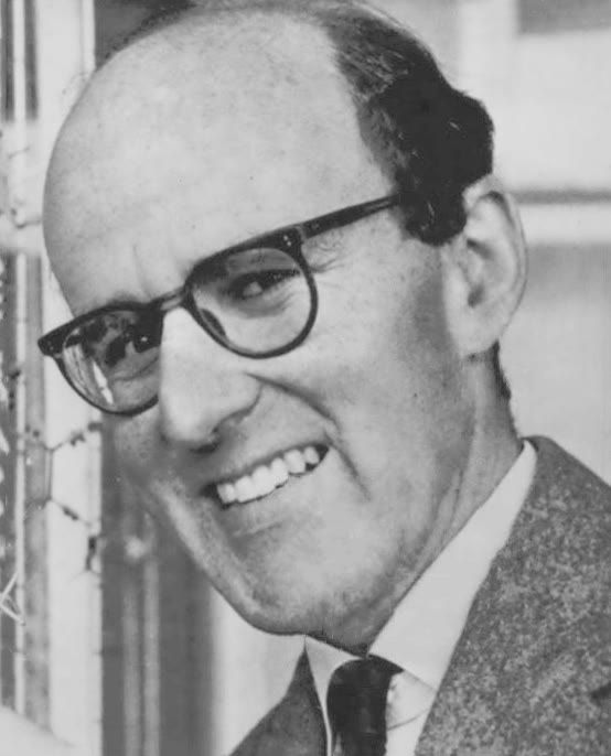 Max Perutz in 1962, het jaar van zijn Nobelprijs voor de structuur van hemoglobine (Associated Press, publiek domein). Midden: eiwitkristallen in een hangende druppel, het vertrekpunt van de kristallografie. Rechts: een cryo-elektronenmicroscoop, het instrument dat kristallen overbodig maakte.
