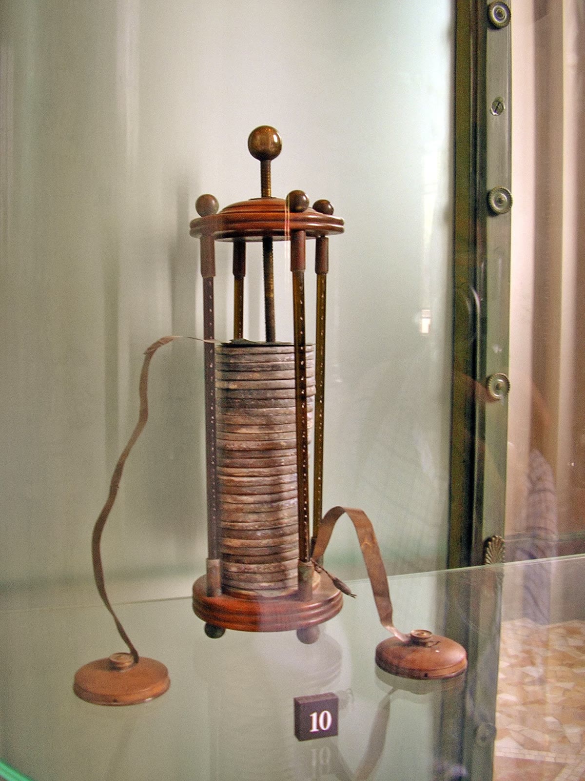 Uma pilha de Volta num museu. Foto de GuidoB, CC BY-SA 3.0.