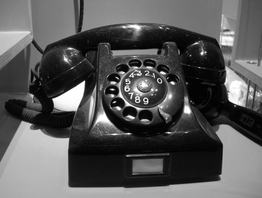 A Bakelite telephone of 1947. Photo: Holger Ellgaard, CC BY-SA 3.0.