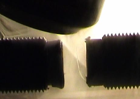 Aliran tipis oksigen cair, yang jatuh di antara kutub-kutub magnet yang kuat, tertarik ke arah kutub-kutub itu dan menggantung seperti jembatan: molekulnya paramagnetik. (Foto: Pieter Kuiper, domain publik, Wikimedia Commons.)
