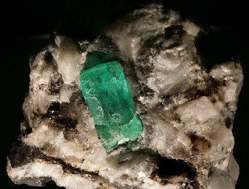 Um cristal de rubi (domínio público); uma esmeralda em sua rocha (Didier Descouens, CC BY-SA 3.0); cristais de sulfato de cobre(II) penta-hidratado (Stephanb, CC BY-SA 3.0). Wikimedia Commons. O cromo(III) colore os dois primeiros; o aquacomplexo de cobre(II), o terceiro.