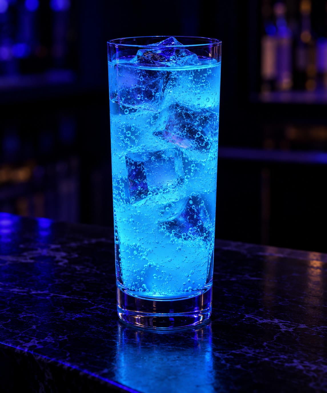 À esquerda: água tônica brilhando em azul sob uma lâmpada ultravioleta. À direita: fluorita à luz do dia e fluorescendo sob luz ultravioleta; o mineral deu nome à fluorescência. Fotografia de Masha Milshina, CC BY 4.0.