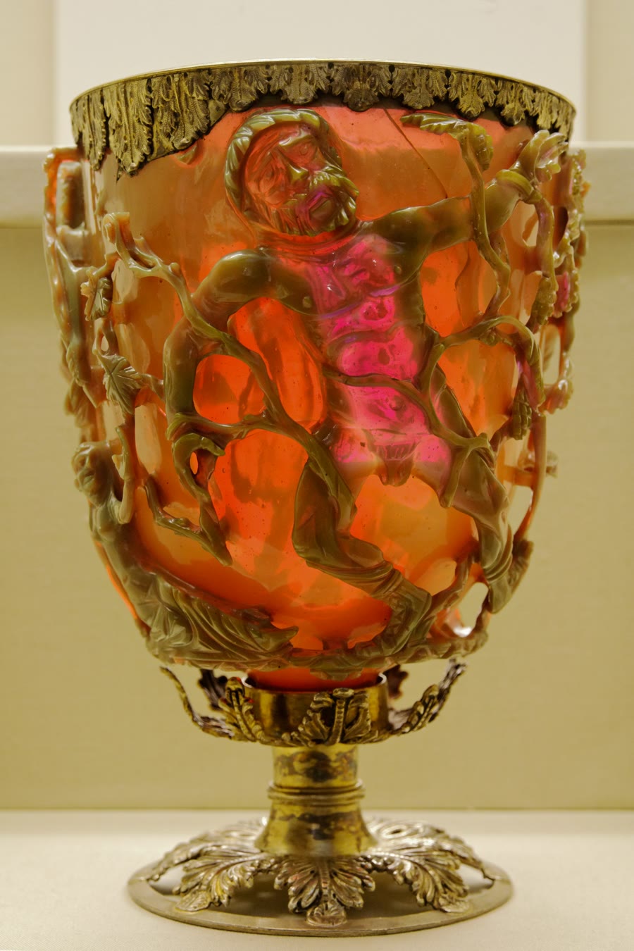 Piala Lycurgus, sebuah benda kaca Romawi dari abad keempat, yang disinari dari dalam: piala itu tampak hijau dalam cahaya pantul dan merah dalam cahaya terusan, sebuah efek nanopartikel emas–perak di dalam kaca. Foto: Marie-Lan Nguyen, CC BY 2.5.