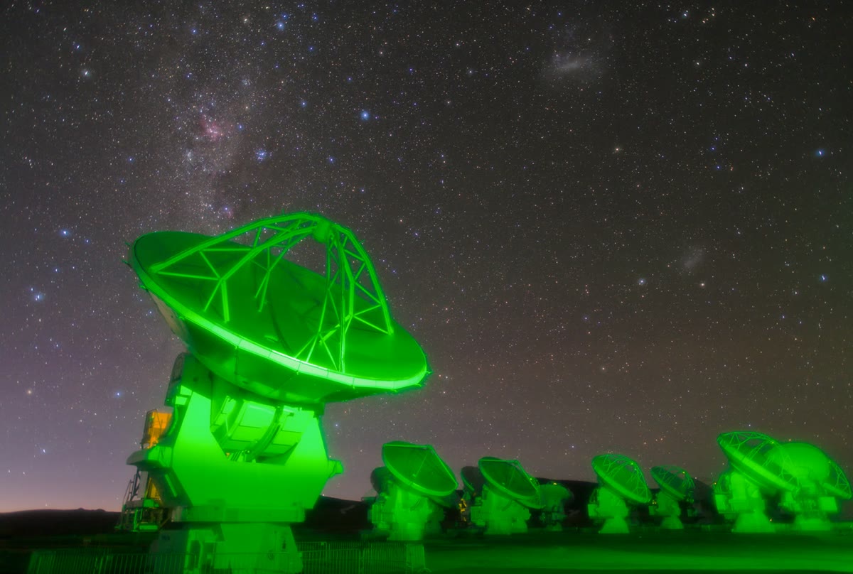 Antennes d’un interféromètre radio sur un haut plateau : elles enregistrent, parmi bien d’autres, les raies de rotation du monoxyde de carbone des nuages interstellaires. Photographie ESO/B. Tafreshi (twanight.org), CC BY 4.0.