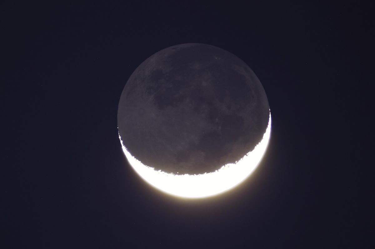 Yang sesungguhnya: sabit yang tipis (kiri — amati baik-baik: bagian cakram yang gelap pun berpendar samar) dan Bulan yang hampir purnama di langit siang (kanan). Foto: G. Donatiello, CC0; Cbaile19, CC0.