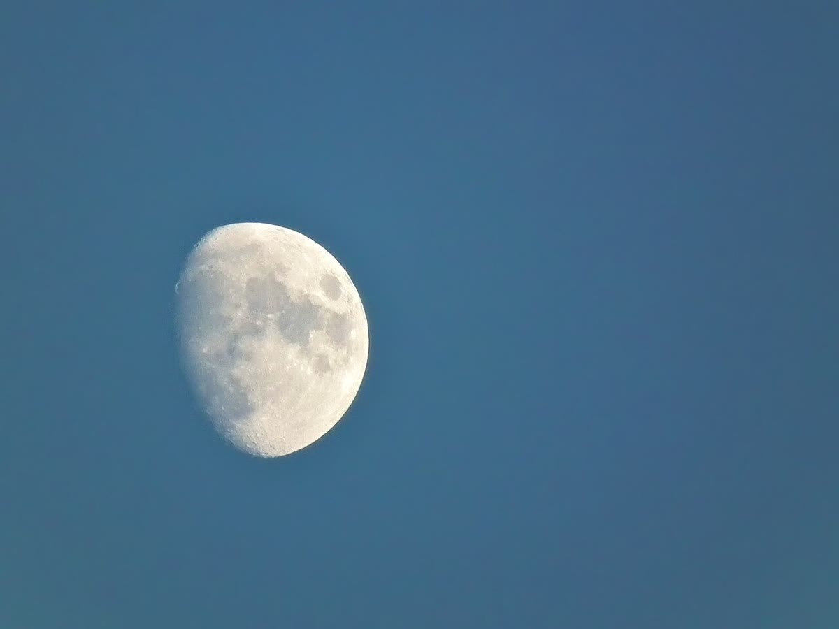 Yang sesungguhnya: sabit yang tipis (kiri — amati baik-baik: bagian cakram yang gelap pun berpendar samar) dan Bulan yang hampir purnama di langit siang (kanan). Foto: G. Donatiello, CC0; Cbaile19, CC0.