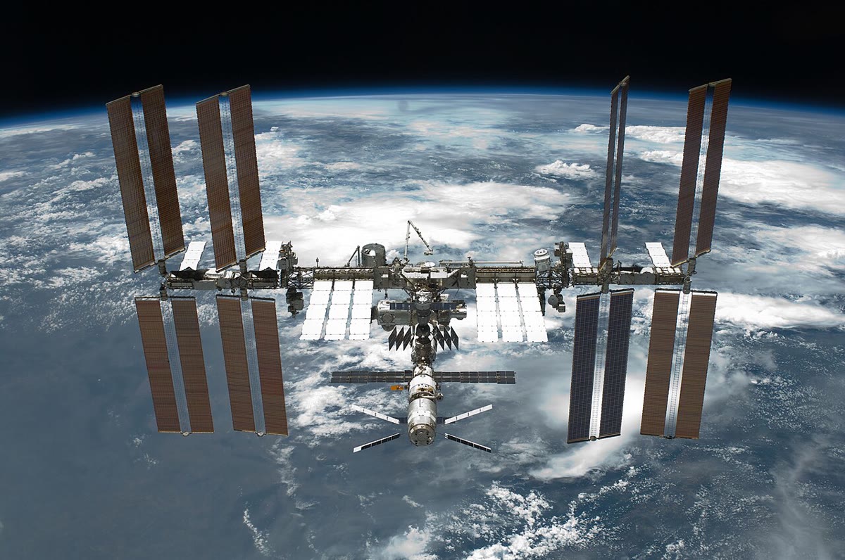La Station spatiale internationale vue de la navette qui s’en éloigne (NASA) : tout, à bord, tombe en chute libre ensemble, et c’est pourquoi rien, à bord, ne semble peser.