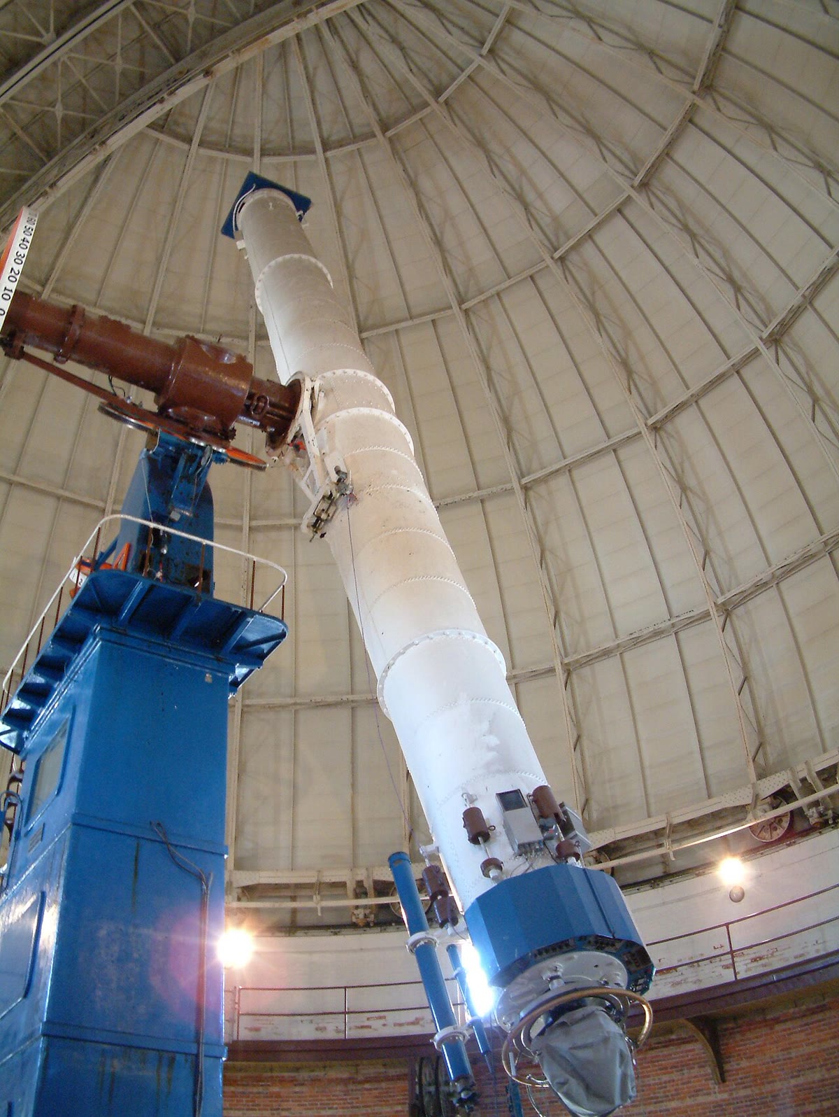 The 40-inch refractor of Yerkes Observatory (1897), still the largest lens telescope ever built: an objective of one metre and a tube of nineteen. Beyond this size a lens sags under its own weight, and astronomy turned to mirrors.