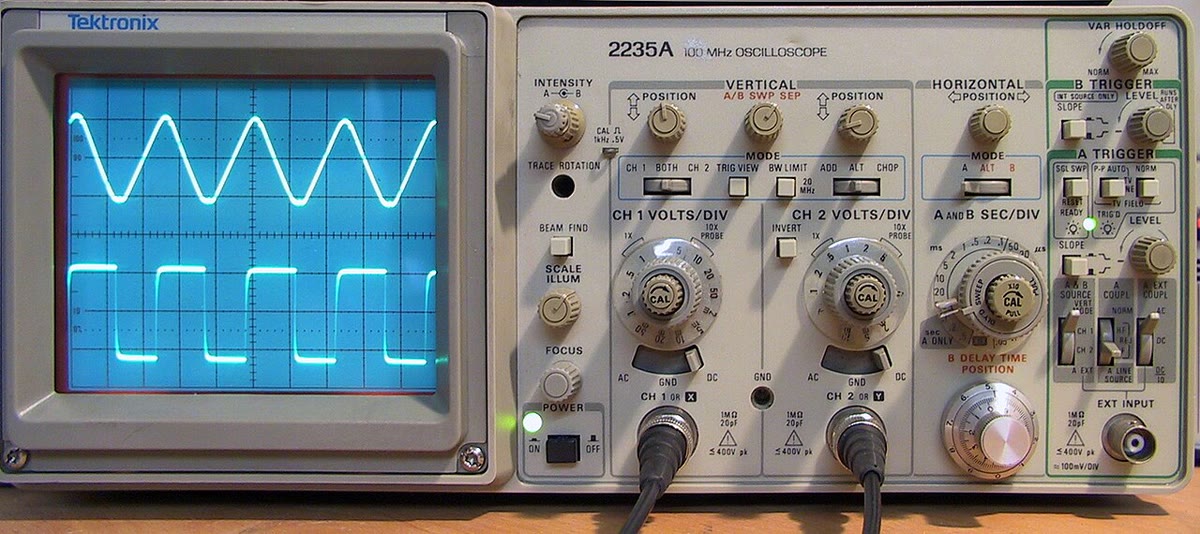 Un oscilloscope montrant une sinusoïde et un signal carré : la sinusoïde est le signal dont vit ce chapitre, le carré celui que le chapitre suivant décompose en sinusoïdes.