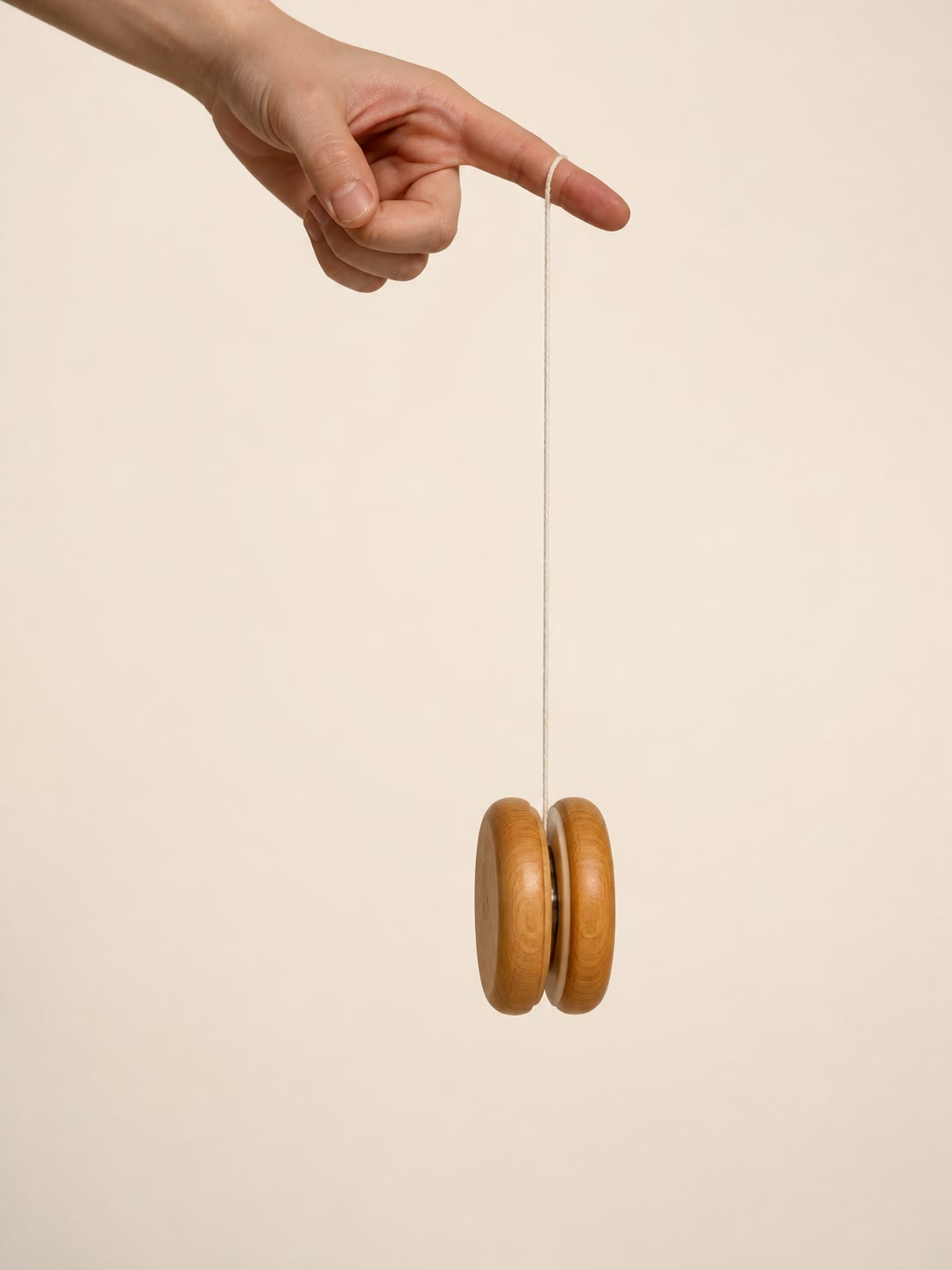 Un yo-yo qui se déroule : le centre de masse tombe, le disque tourne, et c’est la tension de la ficelle qui lie les deux mouvements — c’est le problème du week-end.