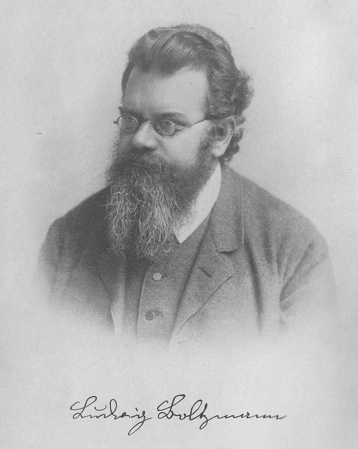 لودفيغ بولتزمان (1844–1906)، وعامله -E/k_BT موضوع هذا الفصل، وصيغته S = k_B منقوشة على قبره في فيينا.