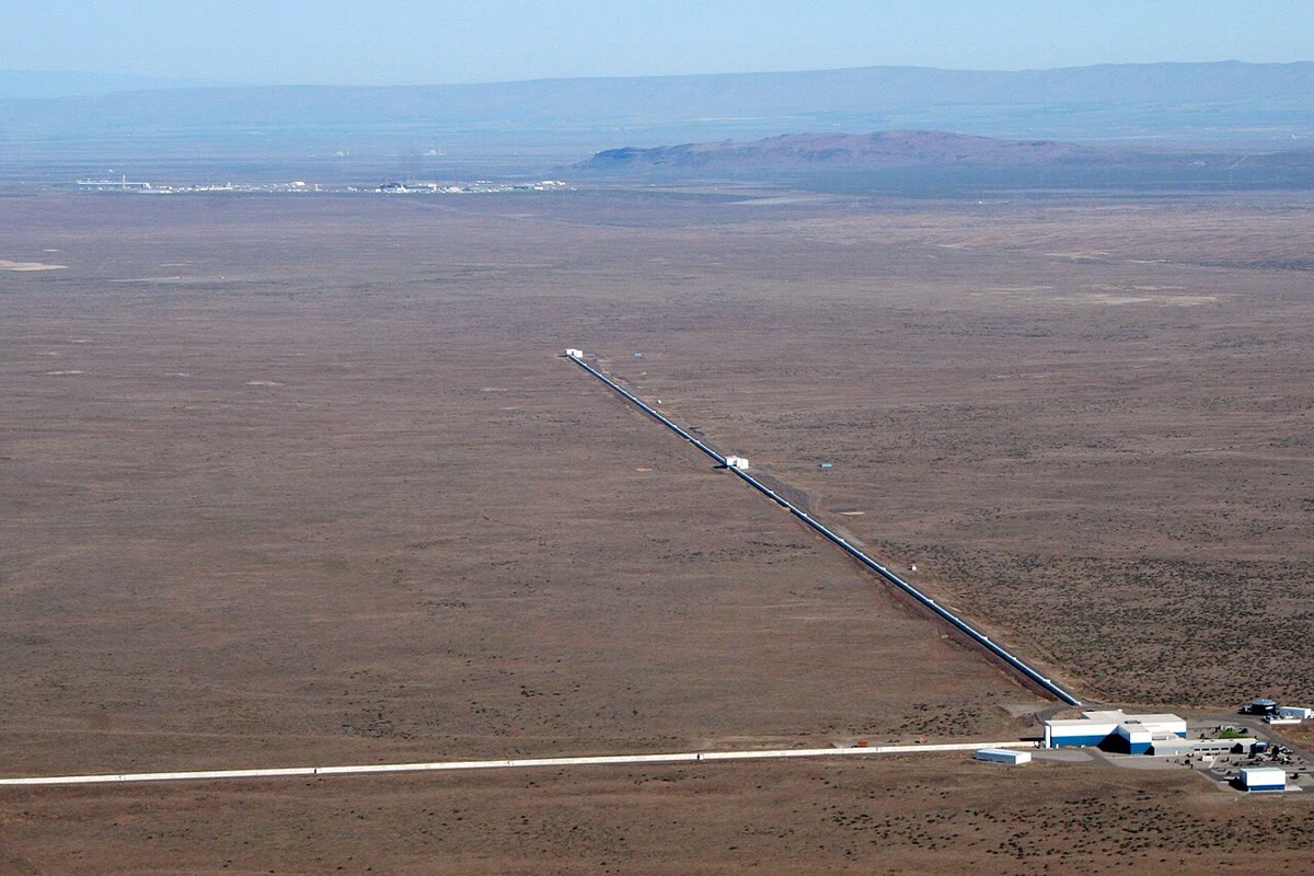 De LIGO-interferometer te Hanford: een michelsoninterferometer met armen van vier kilometer lang, die in 2015 een verandering van armlengte van een duizendste van de diameter van een proton opnam — de doorgang van een zwaartekrachtsgolf (LIGO Laboratory).