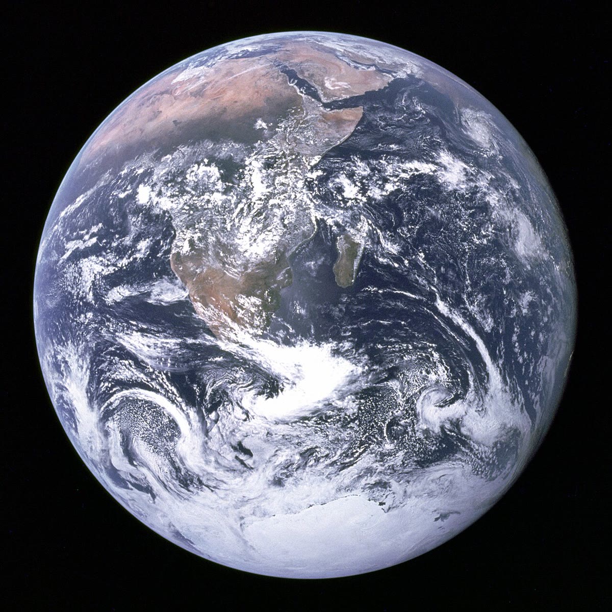 The two black bodies of this chapter: the Sun, at 5800\, K, seen by the Solar Dynamics Observatory in the extreme ultraviolet, and the Earth, at 288\, K, photographed by the crew of Apollo 17 — peaks at 0.5\, µ m and at 10\, µ m (NASA).