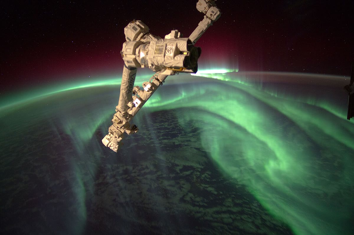 La aurora austral fotografiada desde la Estación Espacial Internacional: las partículas procedentes del Sol, guiadas por el campo magnético terrestre, excitan el plasma de la alta atmósfera — la ionosfera cuya frecuencia de plasma refleja las ondas de radio (NASA).