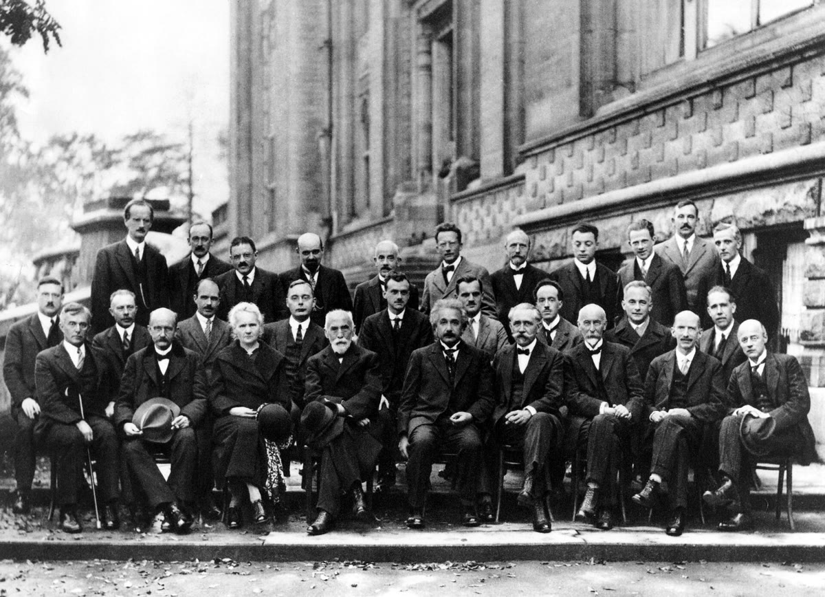 Le congrès Solvay de 1927 (photographie de Benjamin Couprie, domaine public) : les personnes qui ont bâti les postulats de ce chapitre, réunies dans une même pièce — et se disputant encore, cette semaine-là, sur le sens de la mesure.