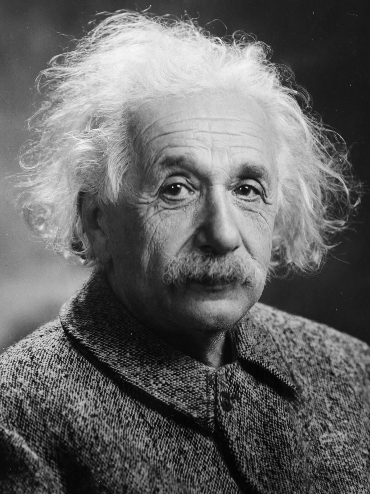 ألبرت أينشتاين (صورة بعدسة أورن جاك تورنر، 1947، ملك عام). أعاد بحث النسبية سنة 1905 بناء التحريك انطلاقًا من مسلَّمتين — وهذا الفصل، من دون تغيير يُذكر، هو ذلك البحث مع تمارين.